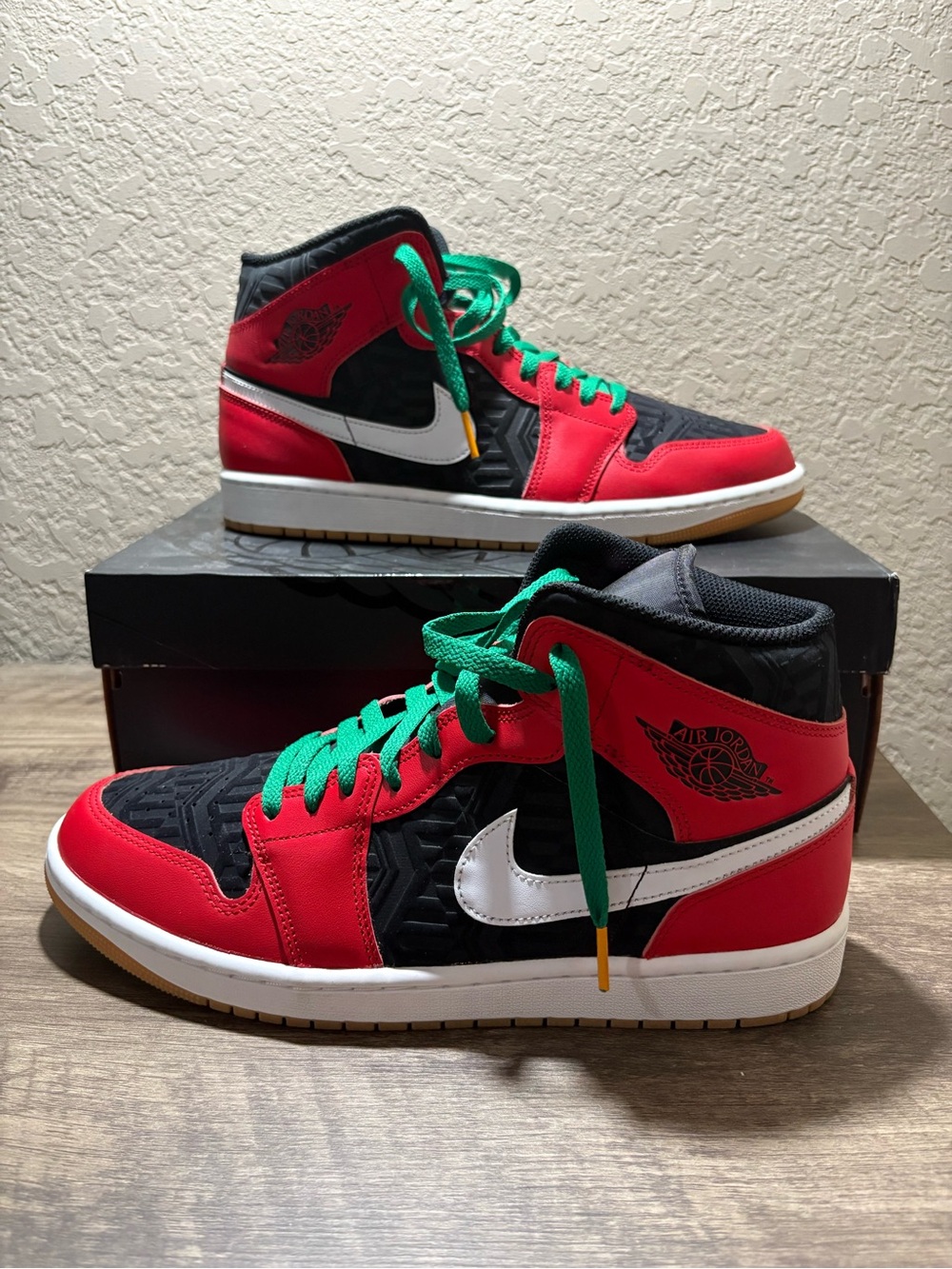 Air Jordan 1 Mid SE Christmas Men’s 10.5 Near DS
